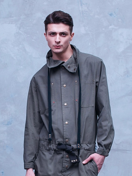 オールインワンを着た男性