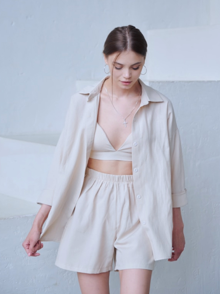 セットアップを着た女性