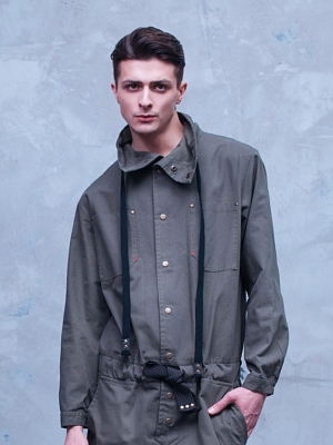 オールインワンを着た男性