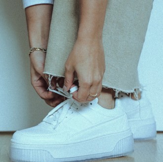 スニーカーの靴ひもを結んでいる