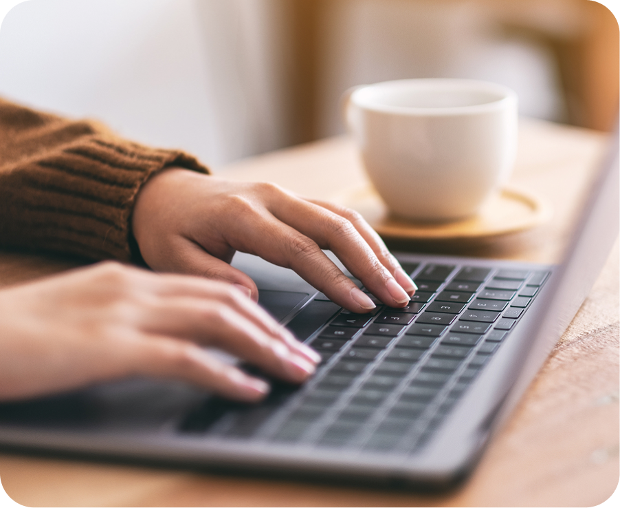 パソコンのキーボードで入力している人