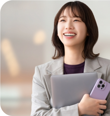 パソコンを胸に抱えている笑顔の女性